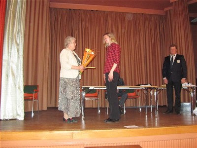 Ingrid Karlsson delade ut Holger Karlssons minnespris till Ellinor Helgesson